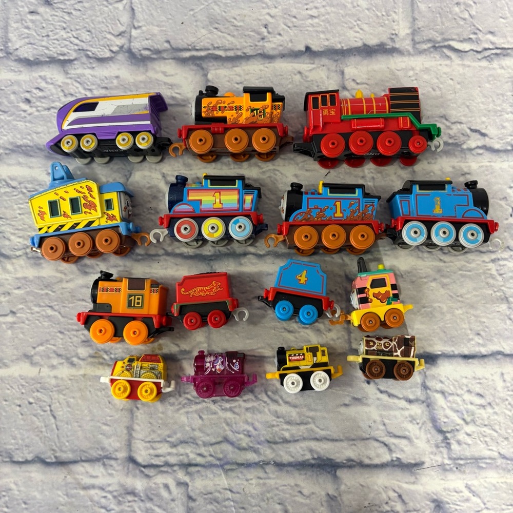 Thomas the Train & Friends And Minis Very Small Train Engines Lot Of 15 Tracks - Picture 4 of 6